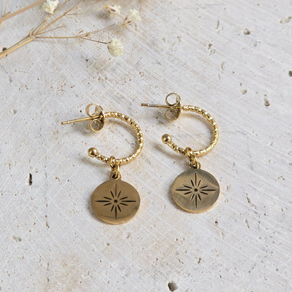 Boucles d’oreilles dorées demi-créoles Stella avec médaillon étoile
