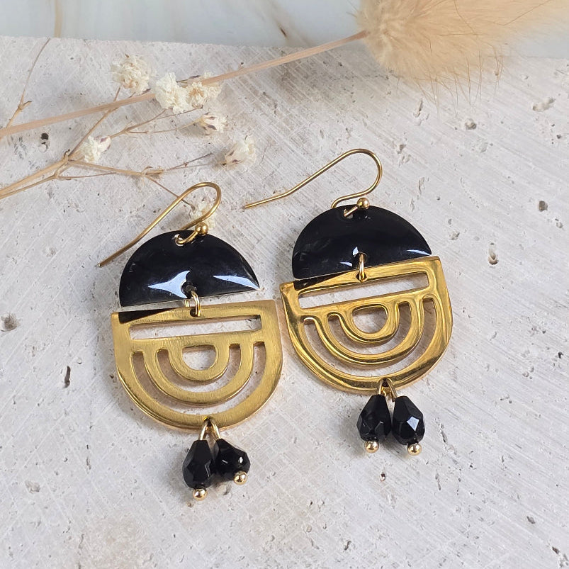 Boucles d’oreilles dorées Manasa avec demi-lune émaillée noire