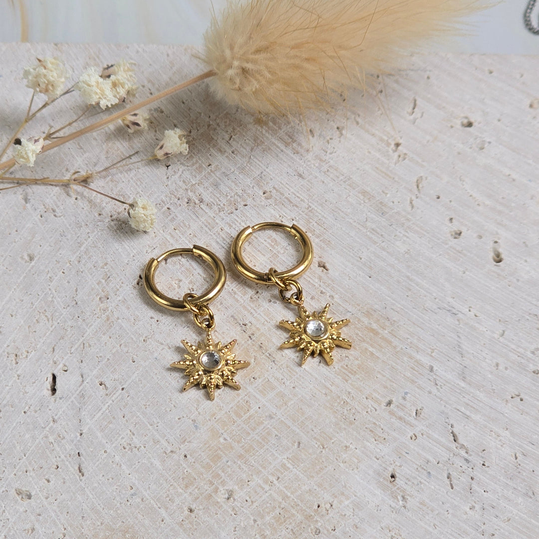 Boucles d’oreilles dorées étoile Zilpha avec mini créoles et strass blanc