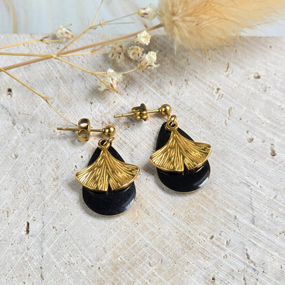 Boucles d’oreilles dorées Decima avec goutte noire émaillée et feuille de ginkgo