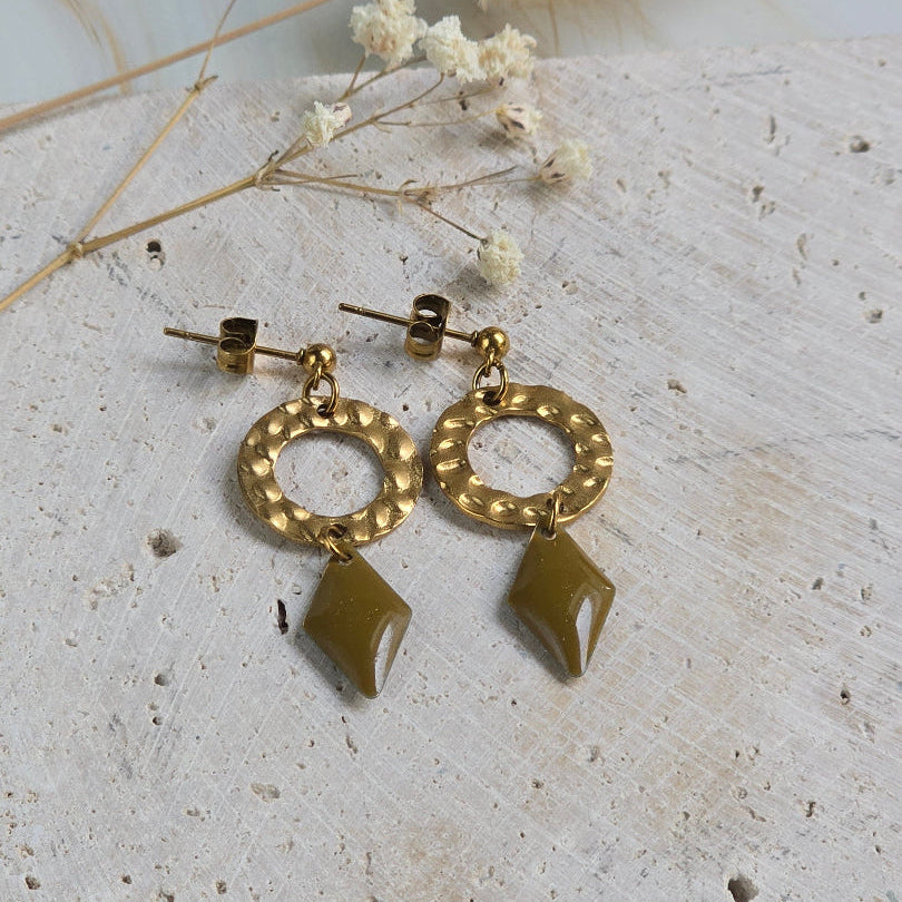 Boucles d’oreilles dorées Triana avec connecteur rond martelé et losange émaillé
