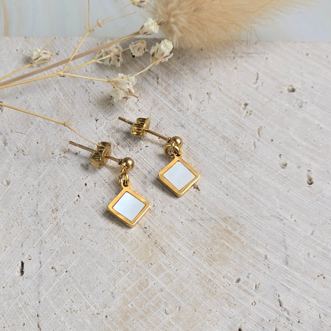Boucles d’oreilles dorées Alama avec losange en nacre
