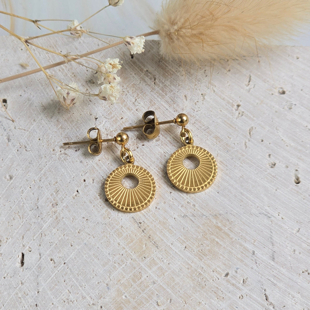 Boucles d’oreilles dorées puces Maeve avec pendentif rond discret