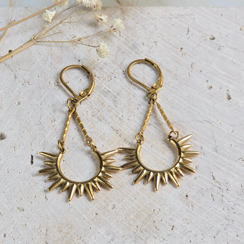 Boucles d’oreilles dorées soleil Arctia avec fermeture dormeuse
