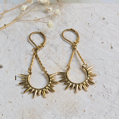 Boucles d’oreilles dorées soleil Arctia avec fermeture dormeuse
