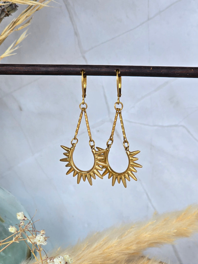 Boucles d’oreilles pendantes dorées avec connecteur soleil
