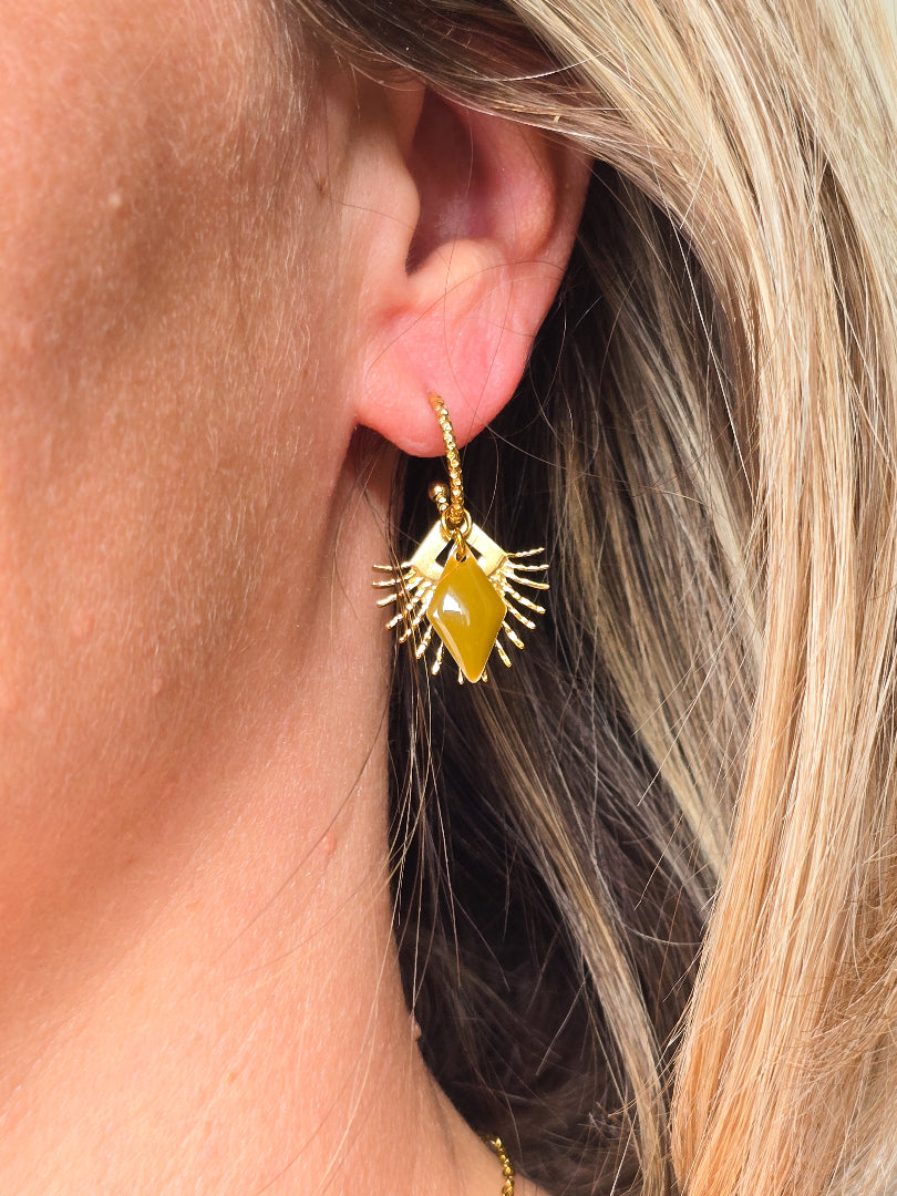 Boucles d’oreilles dorées avec pendentif losange émaillé kaki clair