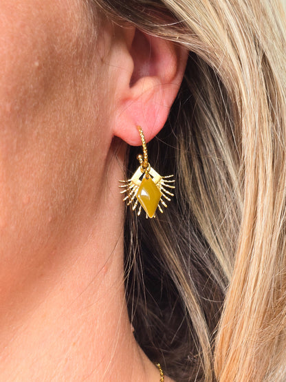 Boucles d’oreilles dorées avec pendentif losange émaillé kaki clair
