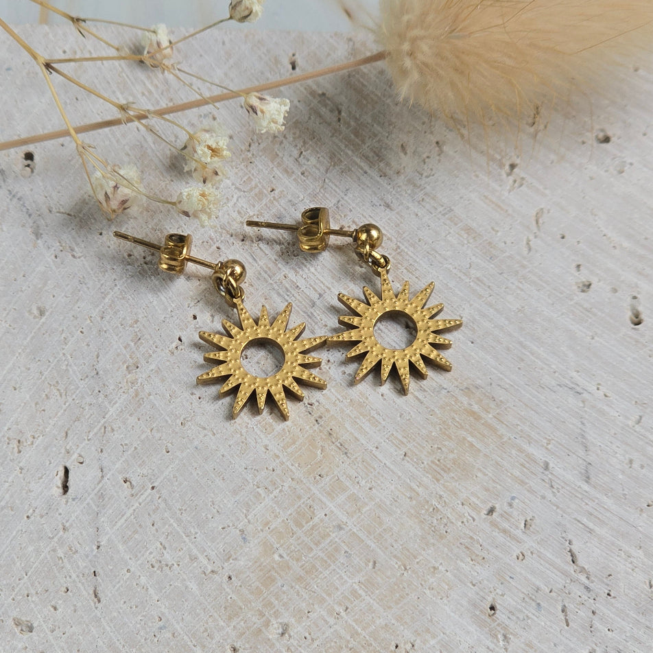 Boucles d’oreilles Melia version courte avec motif soleil
