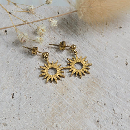 Boucles d’oreilles Melia version courte avec motif soleil
