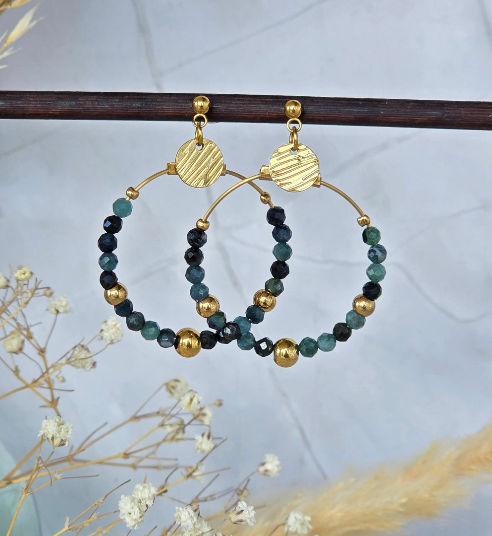 Boucles d’oreilles dorées avec perles intercalaires et pierres naturelles
