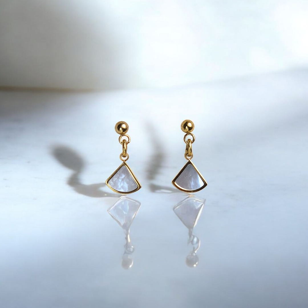 boucles oreilles eventail nacre puces dorees bijou femme artisanal