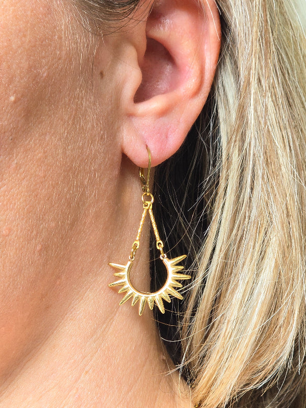 Boucles d’oreilles Arctia légères longueur 5 cm portées à l’oreille