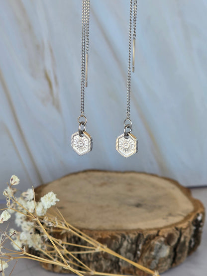 Détail du pendentif hexagonal des boucles d’oreilles IONE