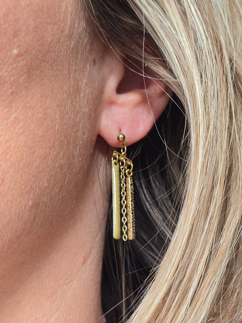Boucles d’oreilles puces dorées avec barre émaillée kaki clair

