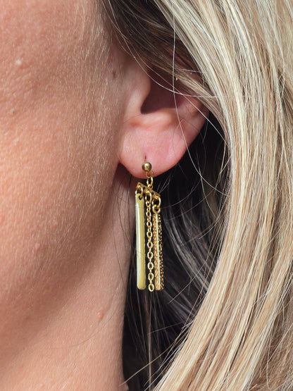 Boucles d’oreilles puces dorées avec barre émaillée kaki clair
