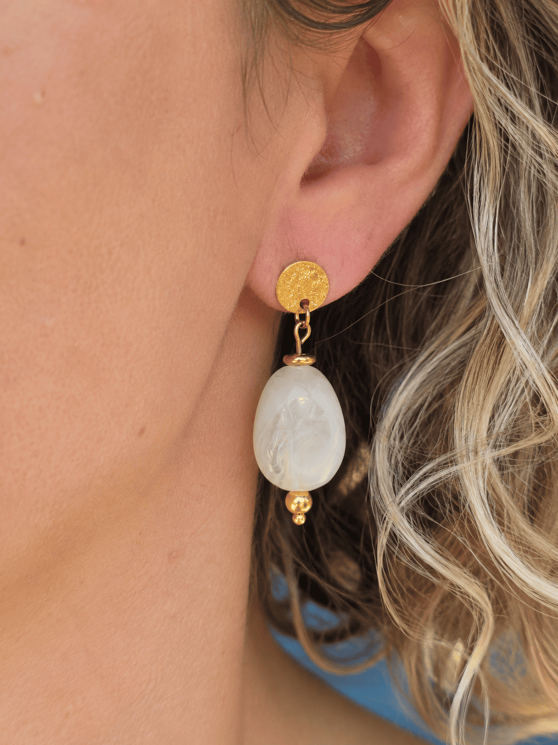 Boucles d'oreilles puces colorées avec perles ovales effet résine et finition dorée.
