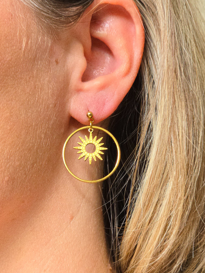 Boucles d’oreilles dorées soleil avec puce d’oreille
