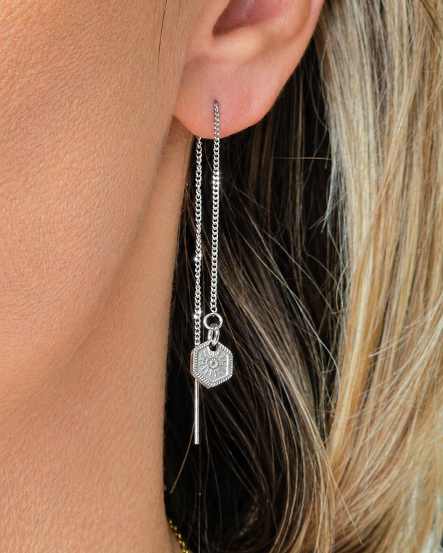 Boucles d’oreilles sur fil argentées avec petite étoile modèle IONE