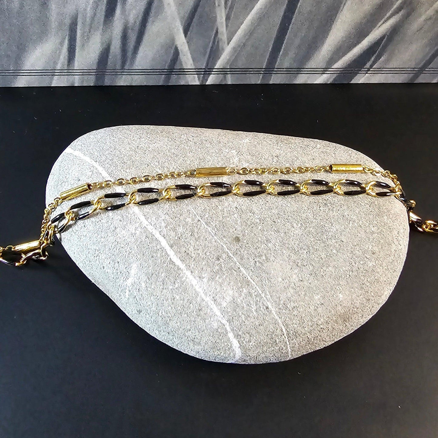 Bracelet AUDORA porté, bijou femme chic en acier inoxydable doré Zateka