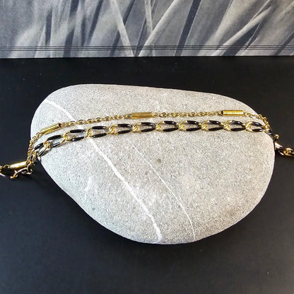 Bracelet AUDORA porté, bijou femme chic en acier inoxydable doré Zateka