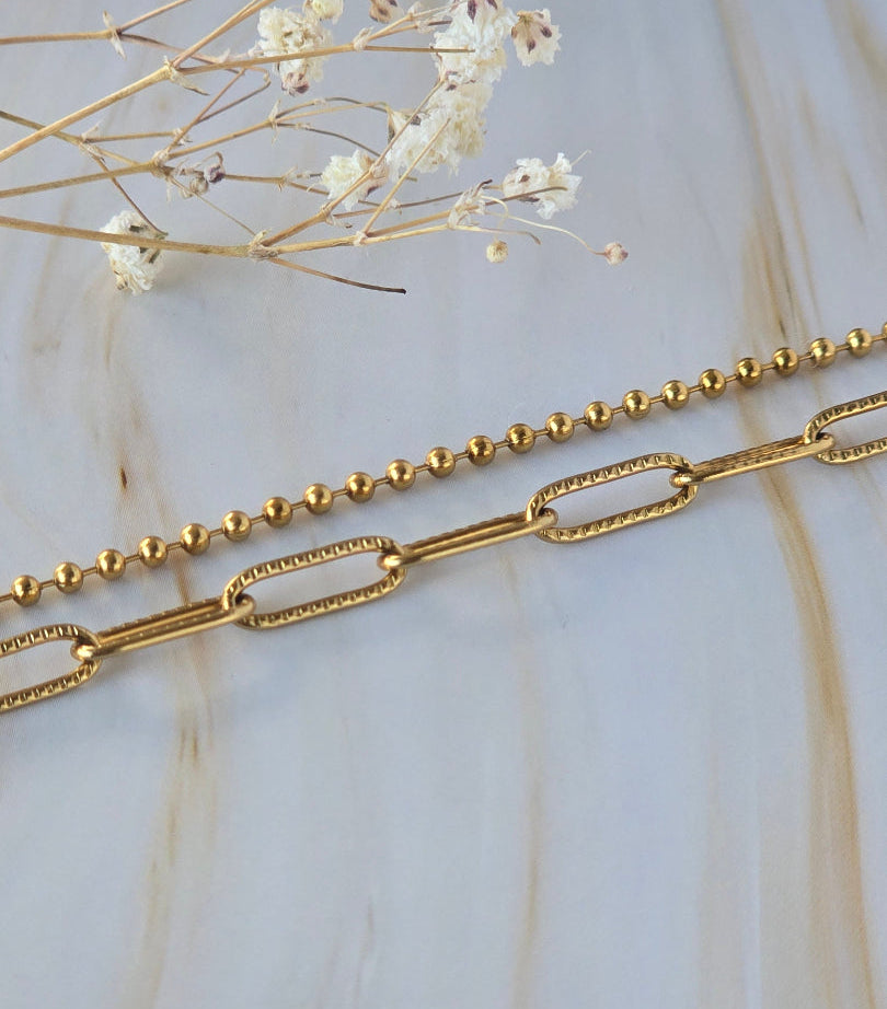 Bracelet LOLYA porté au poignet en accumulation avec d’autres bracelets
