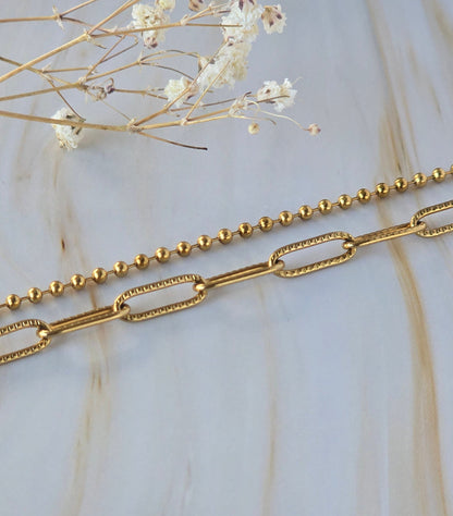 Bracelet LOLYA porté au poignet en accumulation avec d’autres bracelets
