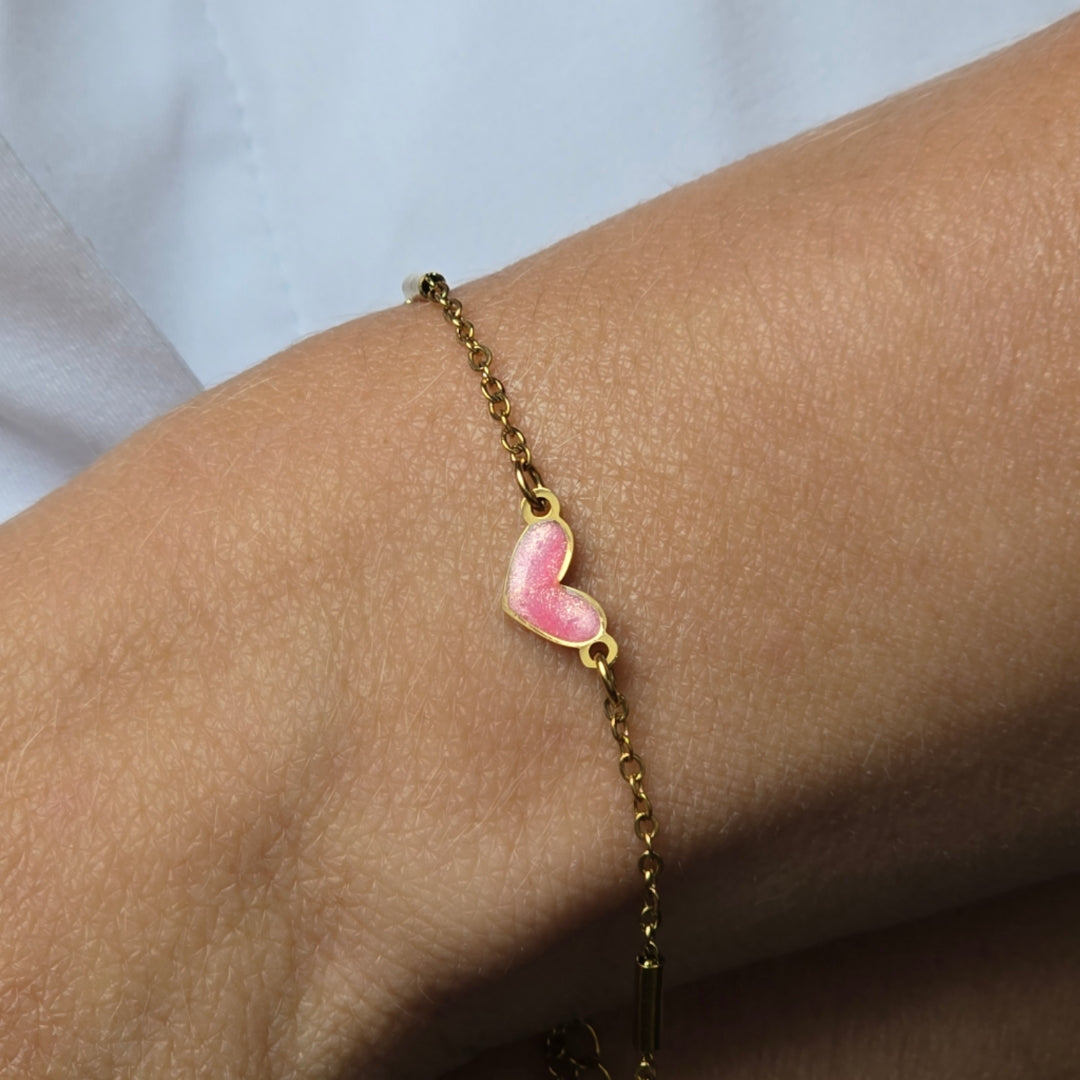 Bracelet fin doré ajustable avec connecteur cœur rose pailleté, taille personnalisable sur demande, bijou artisanal Zateka, 15 % reversés à LFS France