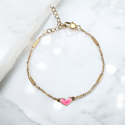 Bracelet fin doré ajustable avec connecteur cœur rose pailleté, bijou artisanal Zateka, 15 % reversés à LFS France