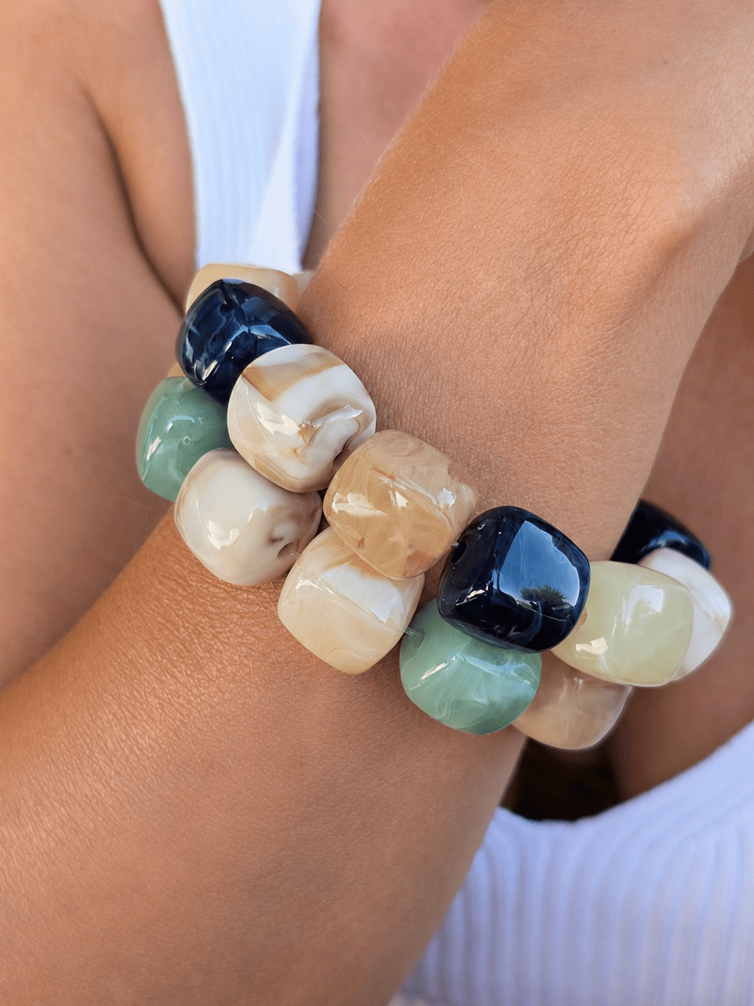Bracelet tendance femme NÉLIA à grosses perles marbrées effet résine

