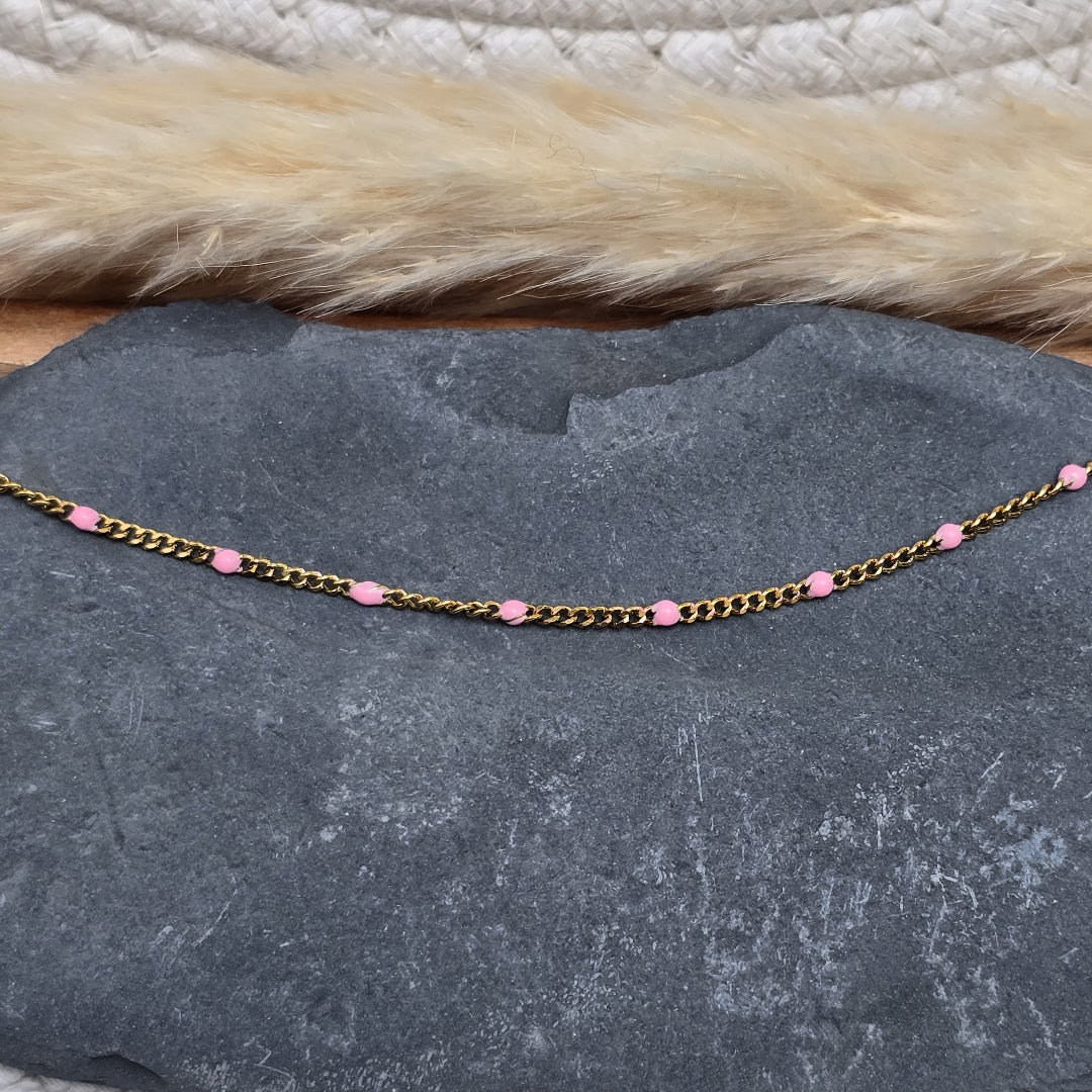 Bracelet doré ajustable avec petites billes émaillées rose poudré, bijou artisanal fait main Zateka, 15 % reversés à LFS France