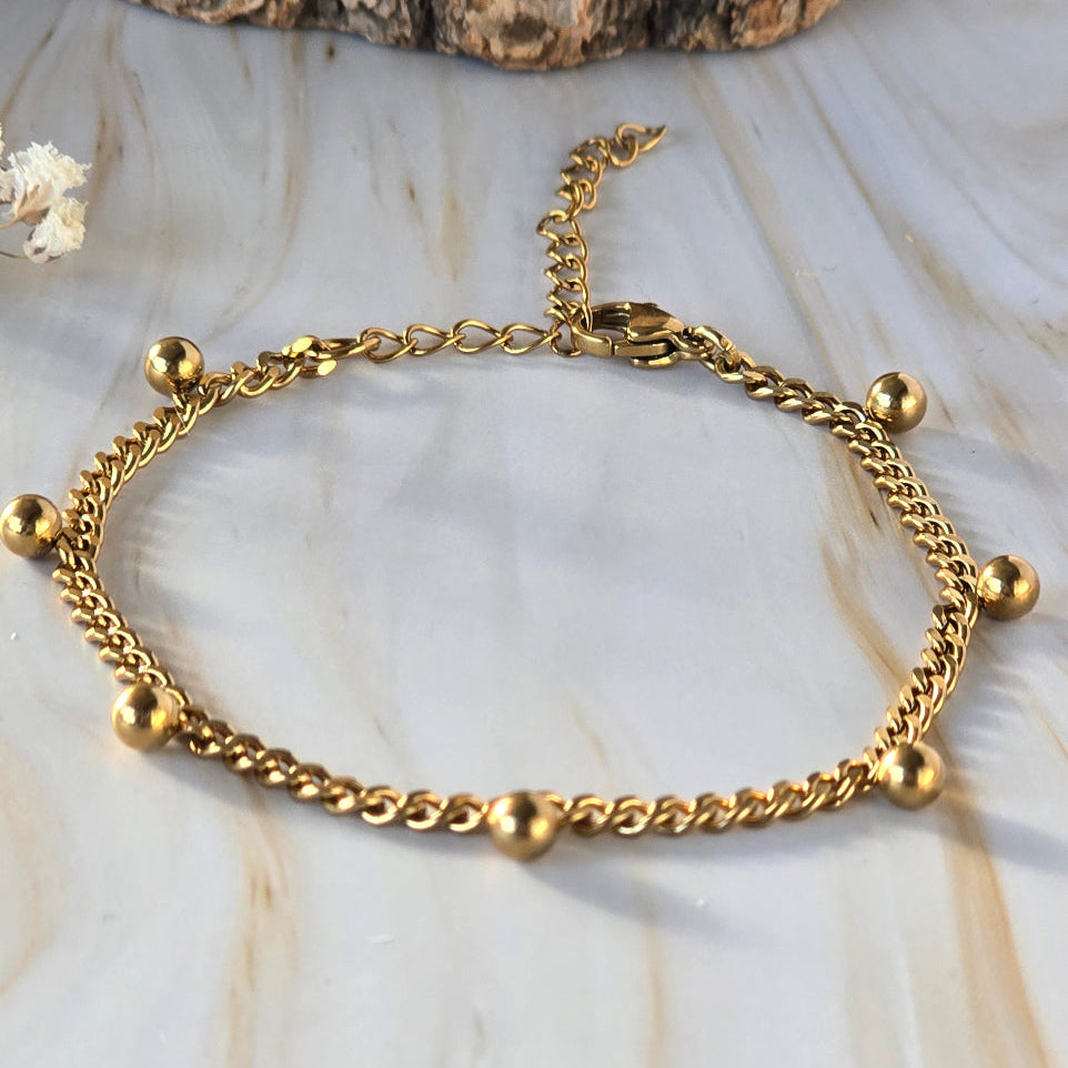 Bracelet doré CYRA avec chaîne gourmette et billes dorées
