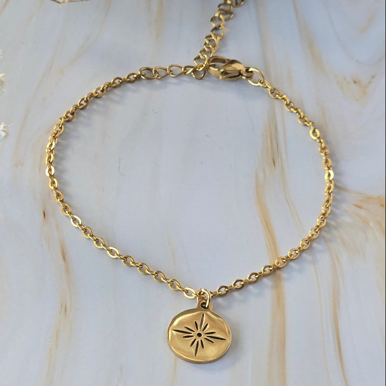 Bracelet doré STELLA avec médaillon étoile ajourée
