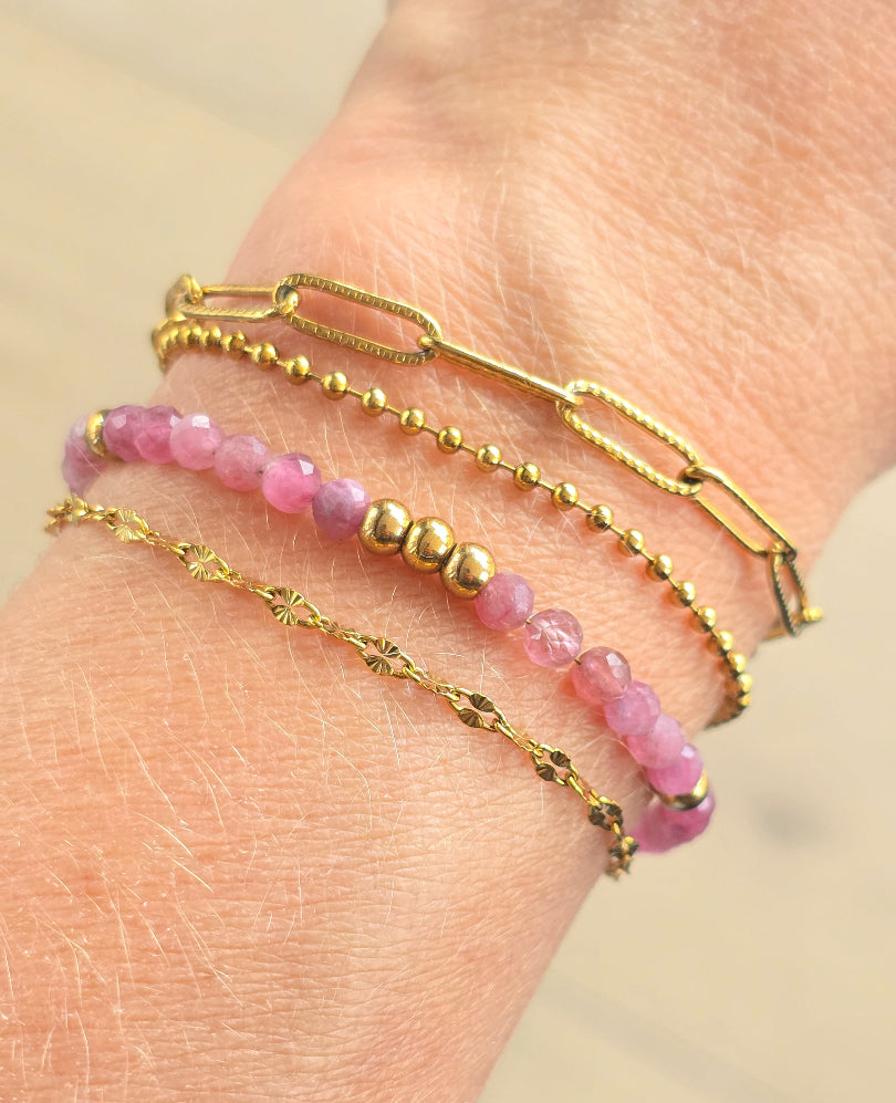 Bracelet doré MURCIA avec perles de tourmaline rose et intercalaires dorées
