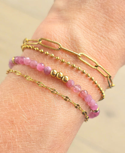 Bracelet doré MURCIA avec perles de tourmaline rose et intercalaires dorées
