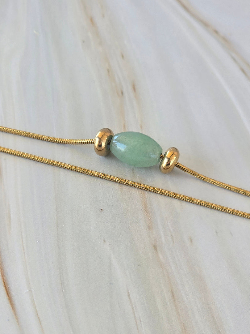 Détail du bracelet AURA avec pierre naturelle et perles intercalaires dorées
