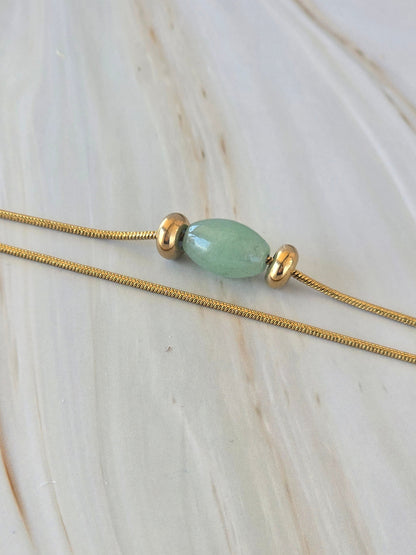 Détail du bracelet AURA avec pierre naturelle et perles intercalaires dorées
