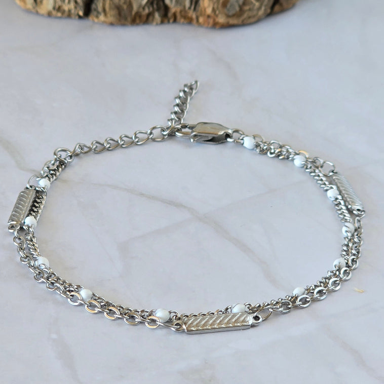 Bracelet argenté femme avec chaîne perlée blanche et chaîne texturée