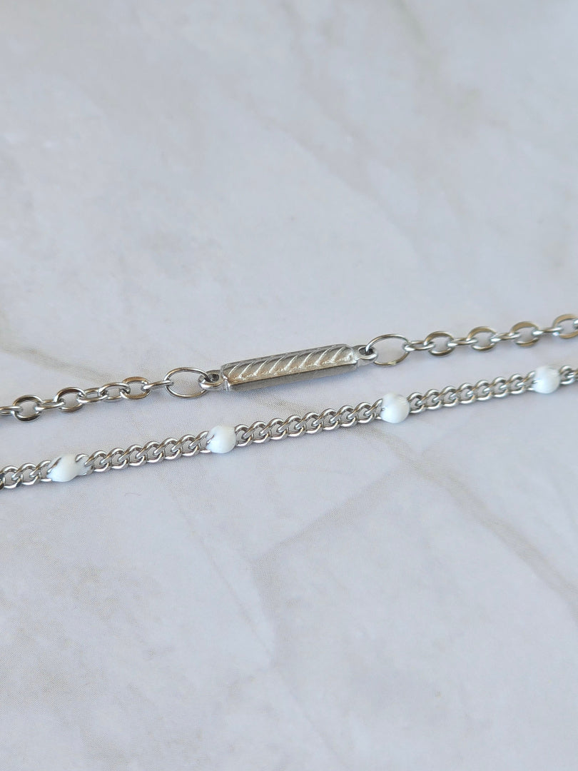 Bracelet argenté femme avec chaîne perlée blanche et chaîne texturée