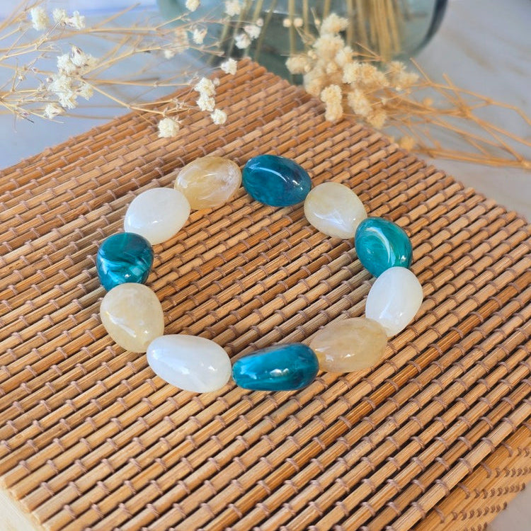 Bijou femme d’été avec perles marbrées effet résine glossy