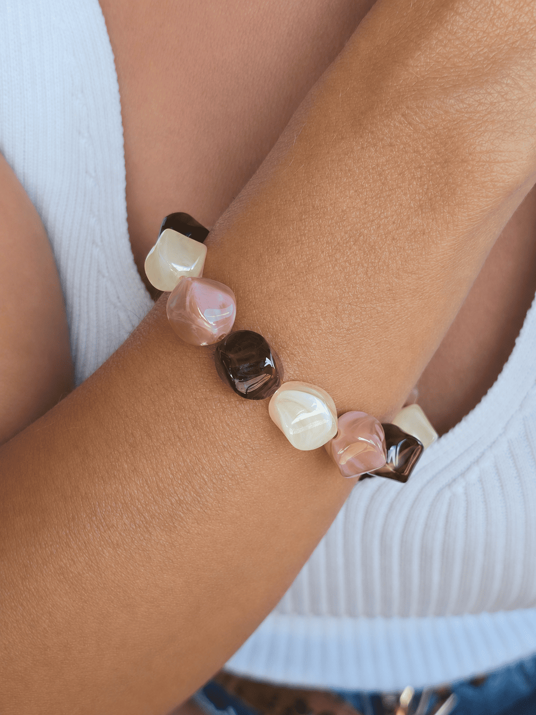 Bracelet bohème chic avec perles irrégulières marbrées.