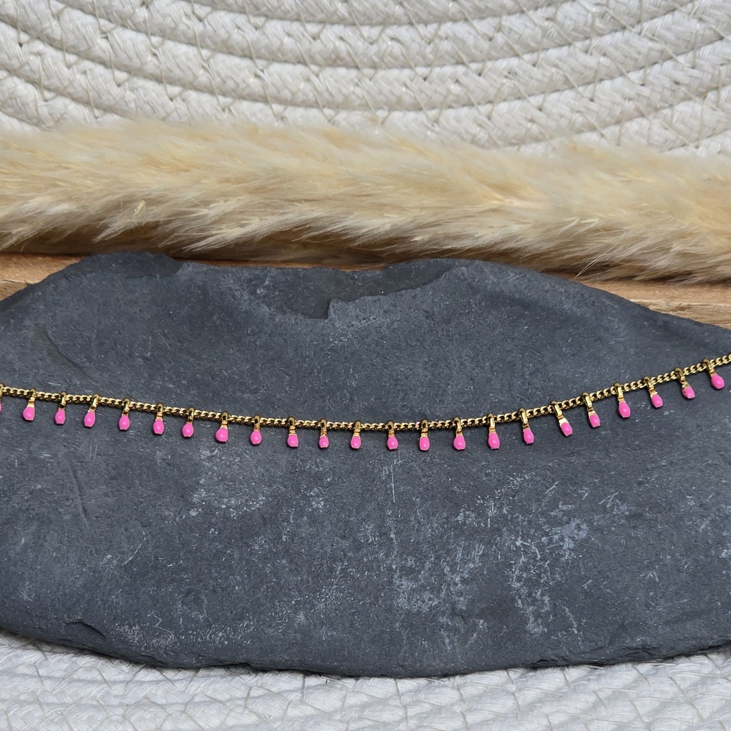 Bracelet fin ajustable en acier doré avec pampilles rose fuchsia, collection Octobre Rose Zateka