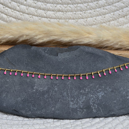 Bracelet fin ajustable en acier doré avec pampilles rose fuchsia, collection Octobre Rose Zateka
