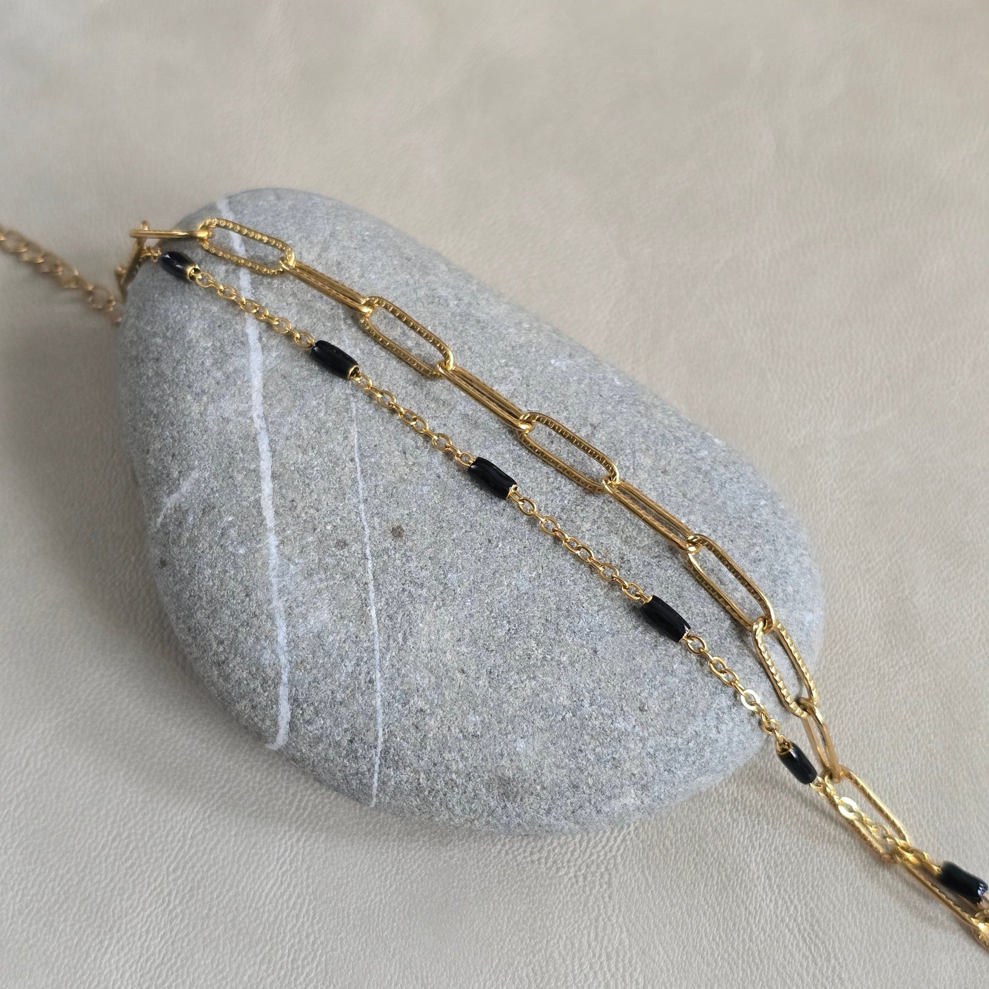 Bracelet KATARINE porté, bijou femme chic multi rang doré et sequin noir zateka