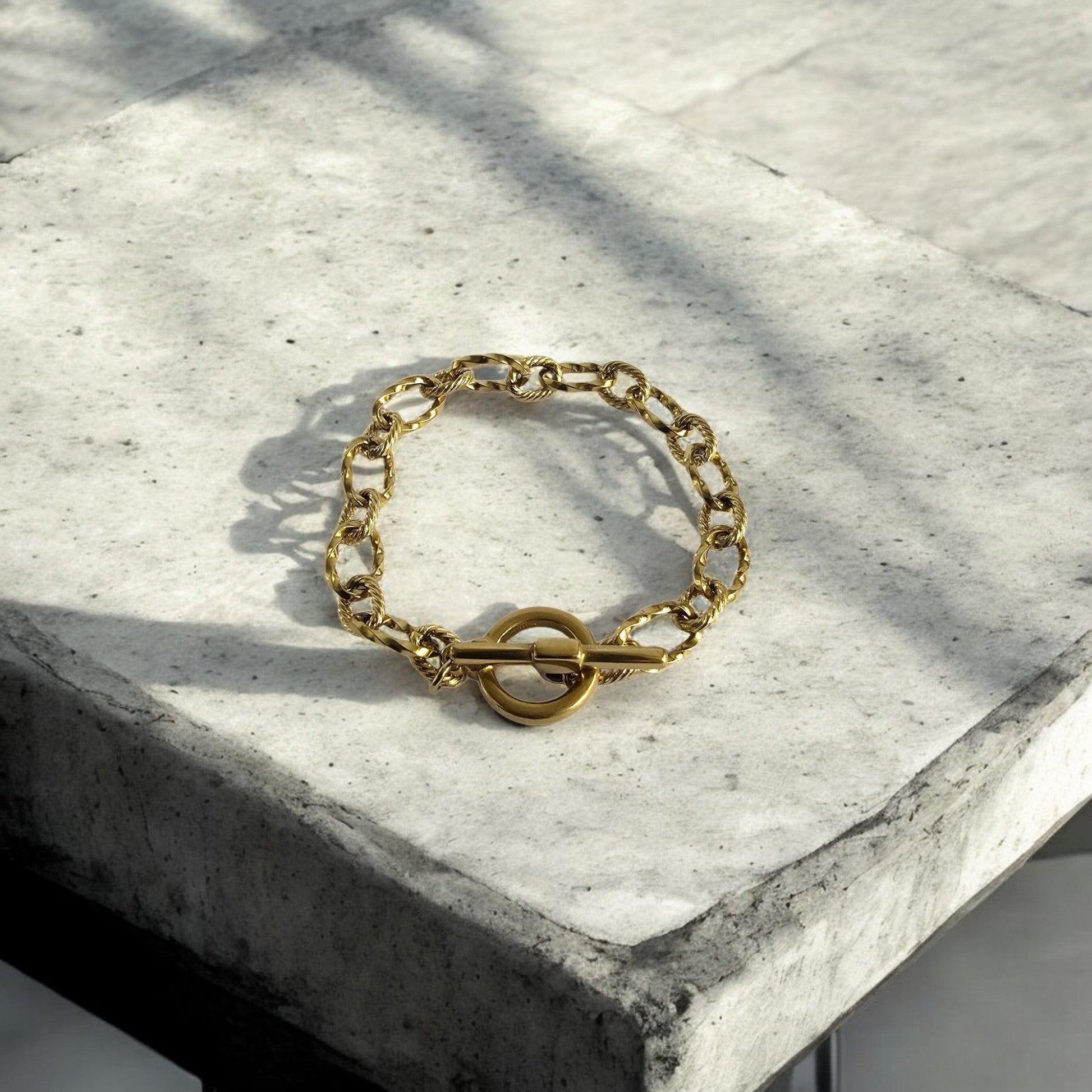 Bracelet LALITA, idee cadeau femme tendance, bijou grosse maille doree zateka