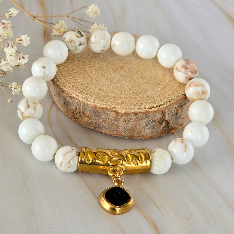 Bracelet SOLA en magnésite blanche avec breloque émaillée noire
