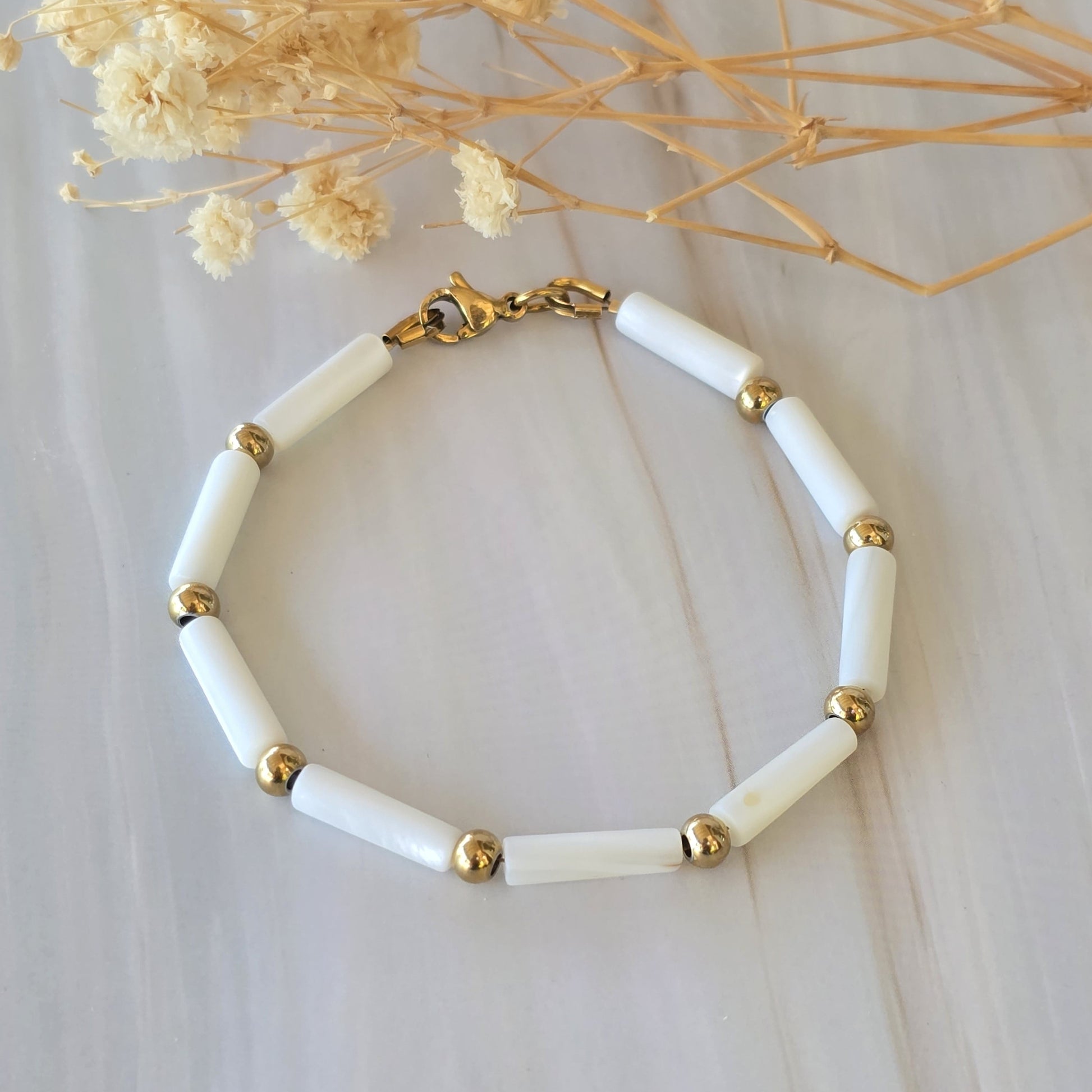 Bracelet femme en acier inoxydable doré avec perles tubulaires en nacre blanche