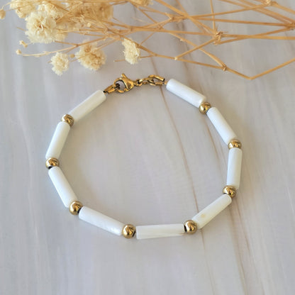 Bracelet femme en acier inoxydable doré avec perles tubulaires en nacre blanche