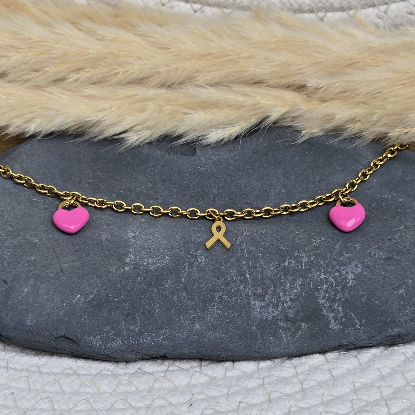 Bijou Octobre Rose avec cœur rose fuchsia et ruban doré sur chaîne en acier inoxydable, fait main par Zateka
