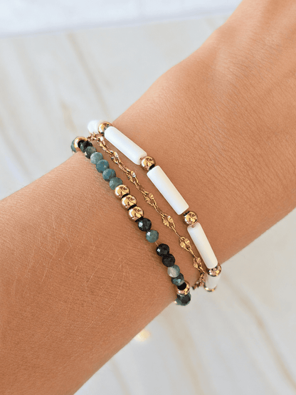 Bracelet bohème chic en nacre blanche et acier inoxydable doré.